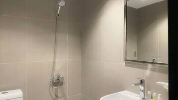 Superior appartement | Badkamer | Een douche, een haardroger, handdoeken, zeep