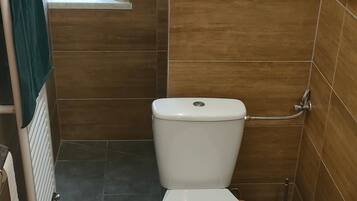 Dusche, kostenlose Toilettenartikel, Handtücher