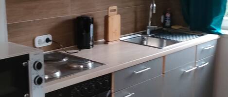 Kjøleskap, mikrobølgeovn, ovn og kokeplater