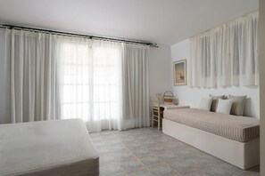 2 室のベッドルーム、セーフティボックス (室内)、アイロン / アイロン台、旅行用ベビーベッド