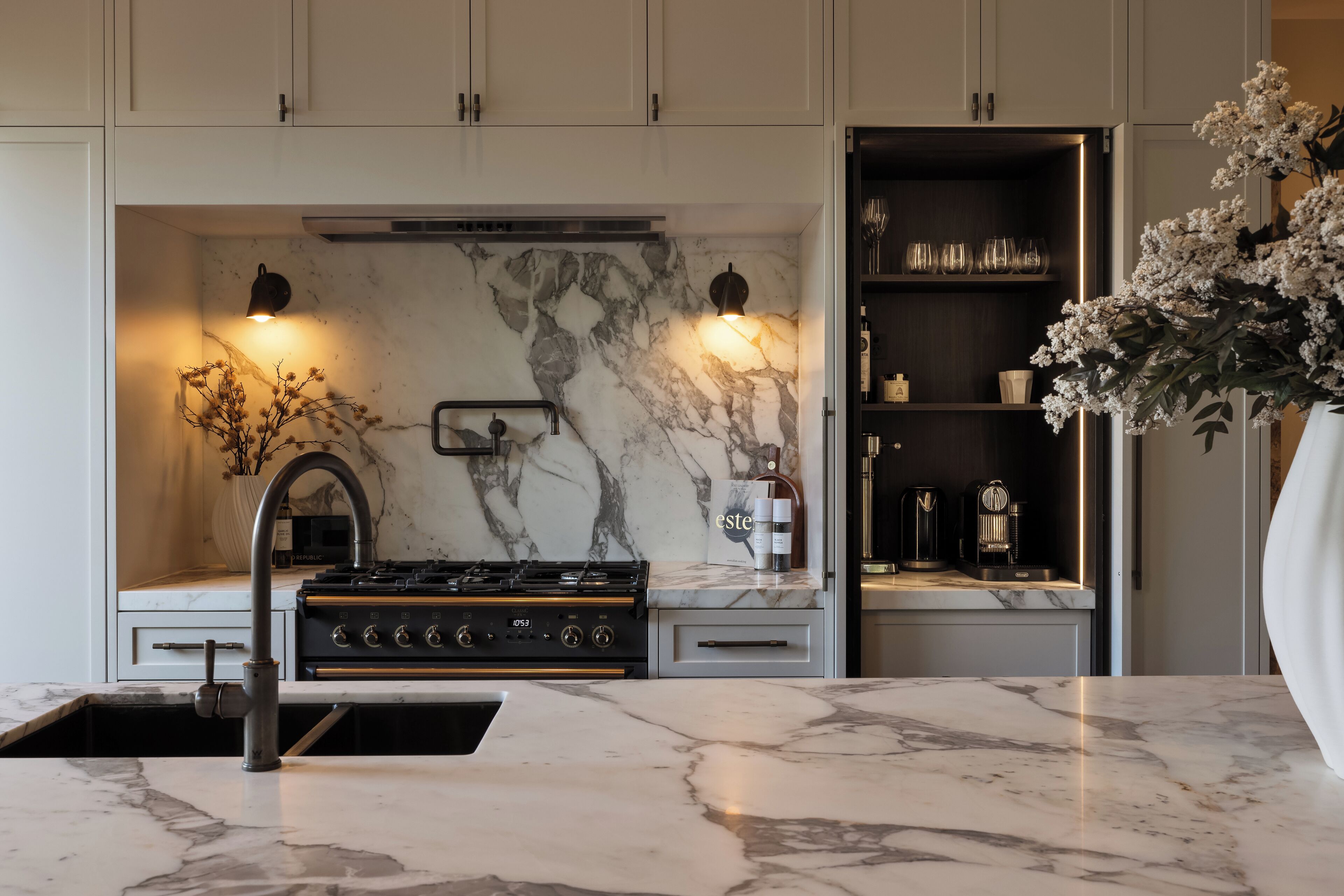 Kjøleskap, ovn, kokeplater og oppvaskmaskin