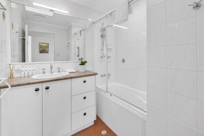 Dusche, Haartrockner, Handtücher, Seife
