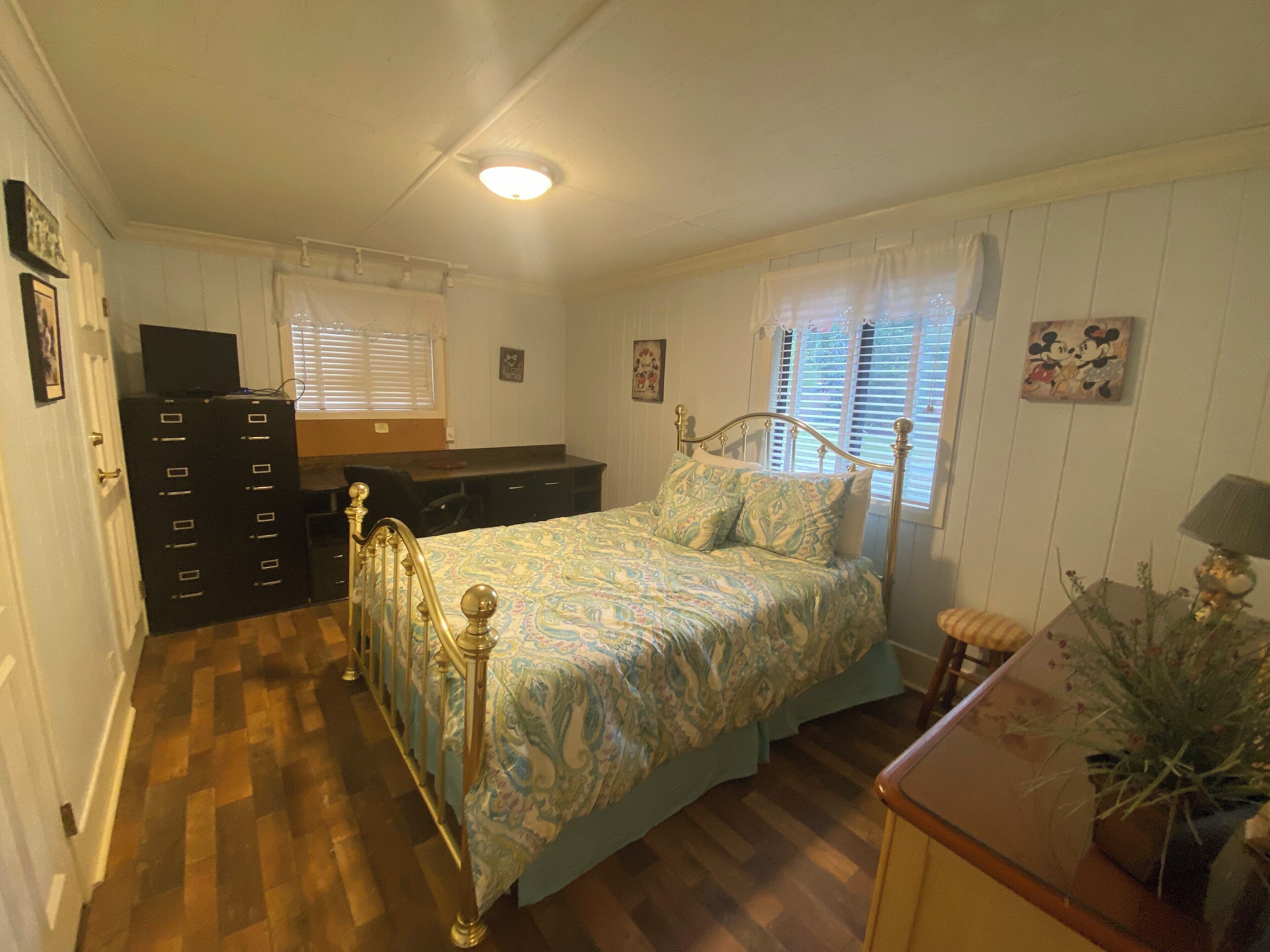 3 bedrooms, iron/ironing board, internet, bed sheets