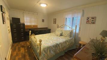 3 bedrooms, iron/ironing board, internet, bed sheets