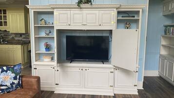 Télévision, cheminée, baby-foot, table de tennis de table