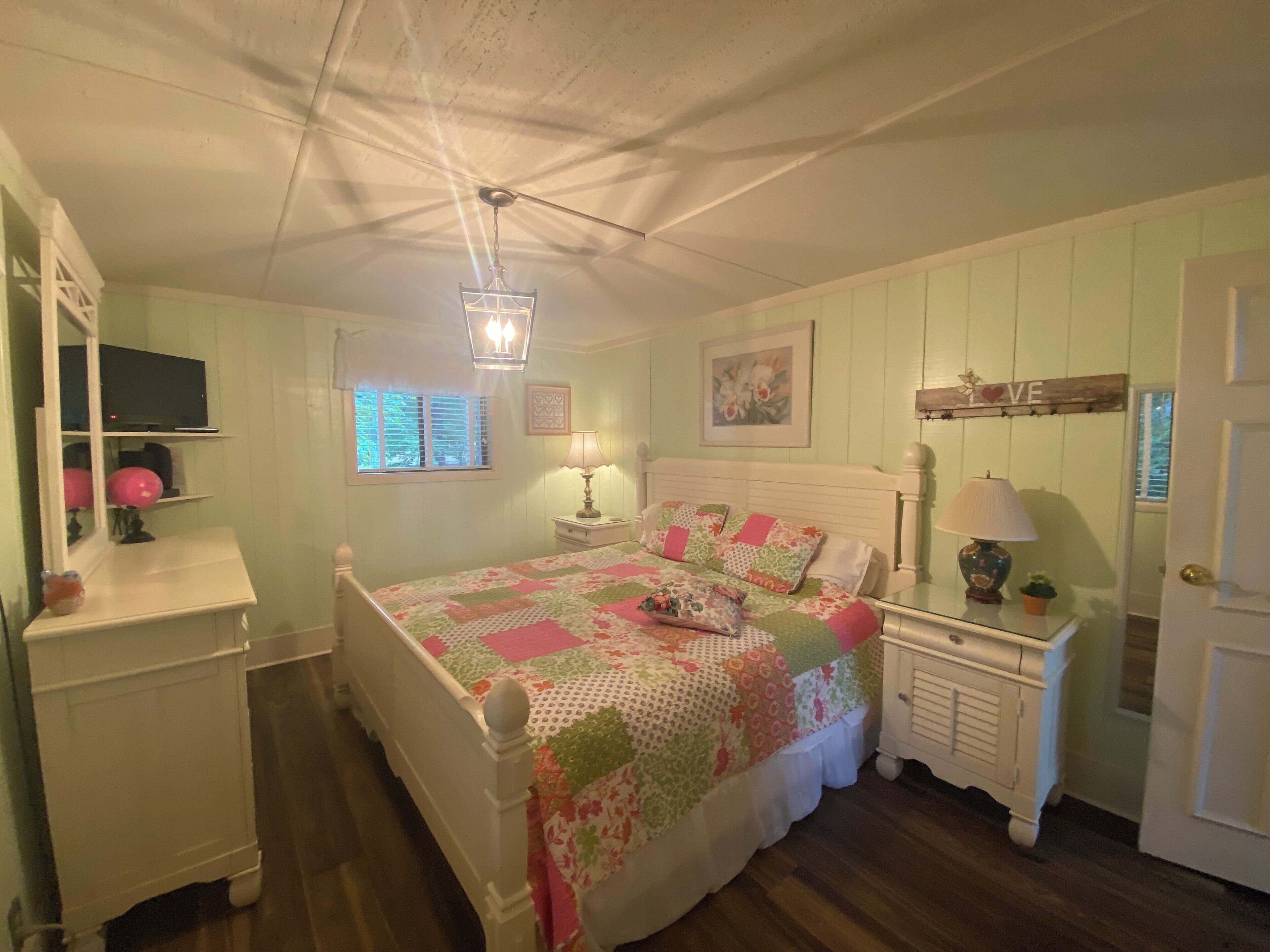 3 bedrooms, iron/ironing board, internet, bed sheets
