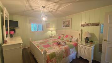 3 bedrooms, iron/ironing board, internet, bed sheets