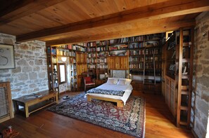 5 bedrooms, iron/ironing board, WiFi, bed sheets