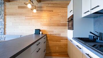 Refrigerador, microondas, horno y cafetera y tetera