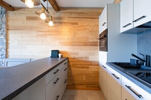 Een koelkast, een microgolfoven, een oven