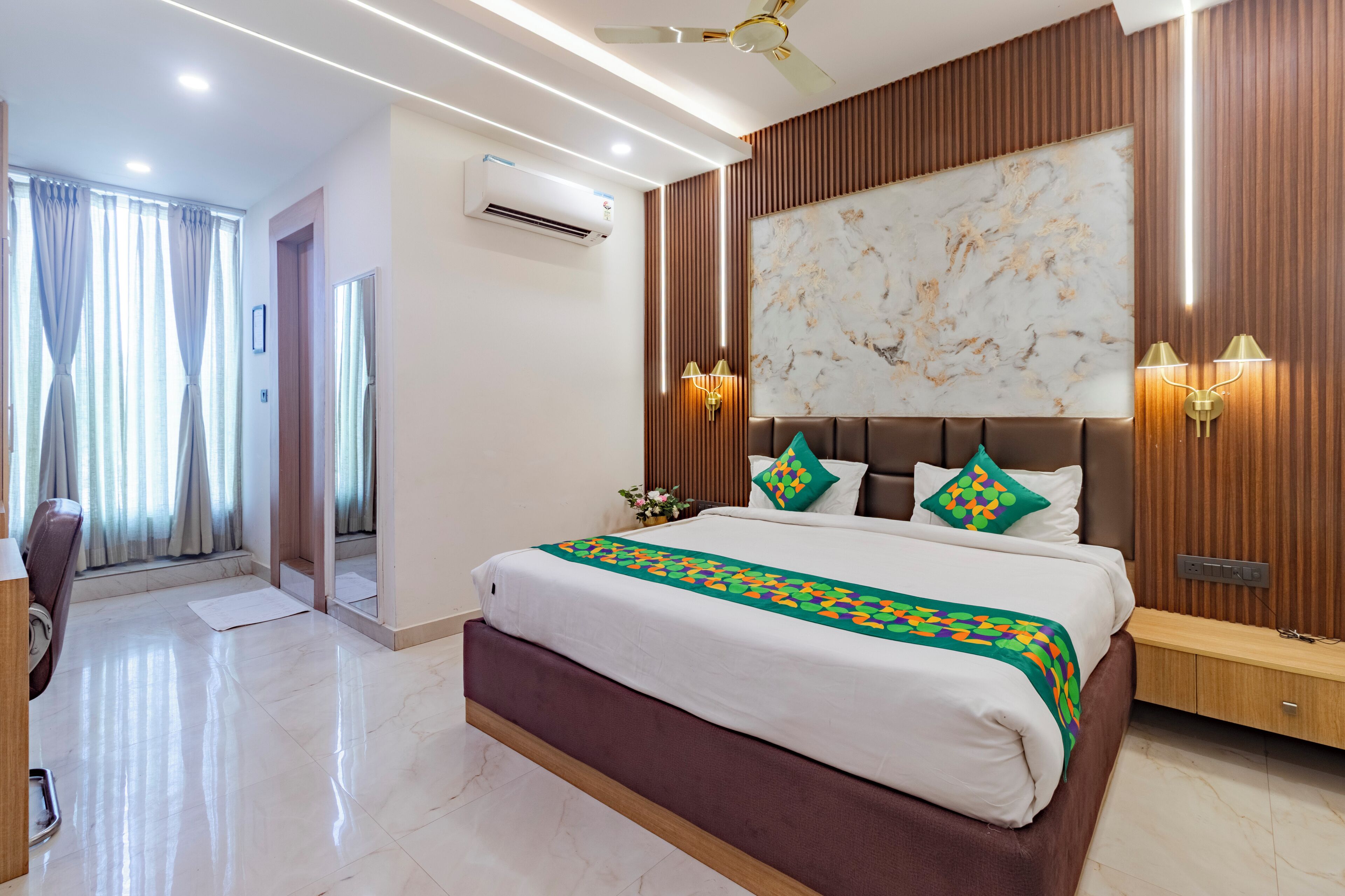 Deluxe Double Room | Desk