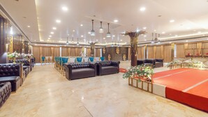 Banquet hall - Treebo KGF Villa with Swimming Pool (Prayagraj)