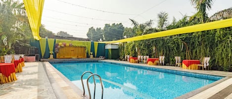 Una piscina cubierta