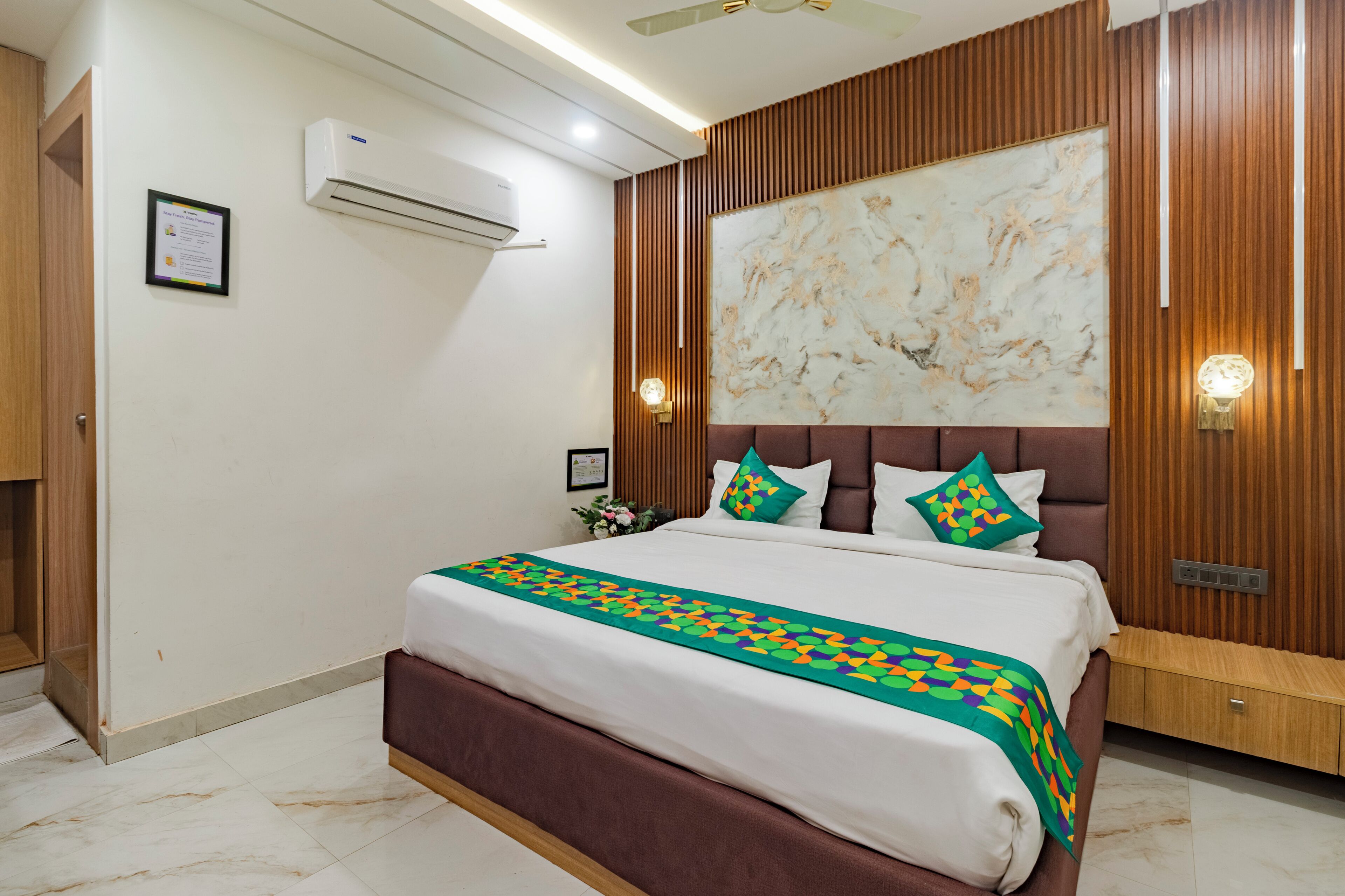 Standard Double Room | Desk