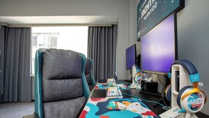 A modern hotel room with a large desk, multiple monitors, and a comfortable chair. - E-sports Wanyoo Hongkou  Shanghai (Shanghai)