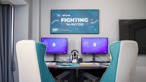 A gaming setup with two monitors, a gaming chair, and a desk with a keyboard and mouse. - E-sports Wanyoo Hongkou  Shanghai (Shanghai)
