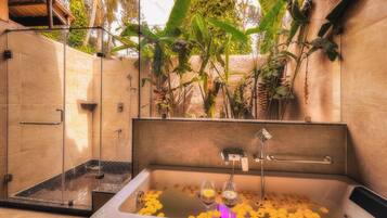 Deluxe-Villa, Whirlpool, Gartenblick | Badezimmer