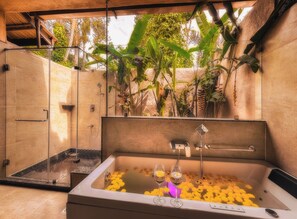 Deluxe-Villa, Whirlpool, Gartenblick | Badezimmer | Badewanne und Dusche (separat), Regendusche, kostenlose Toilettenartikel