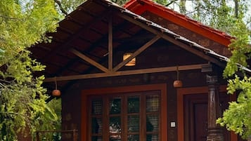 Standard Cottage, Garden View | Premium bedding, minibar, in-room safe, laptop workspace