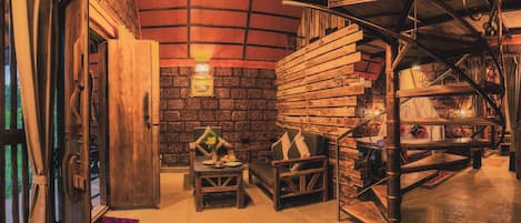Cottage Premium, vue jardin | Coin séjour | TV connectée de 41 pouces avec chaßnes numériques