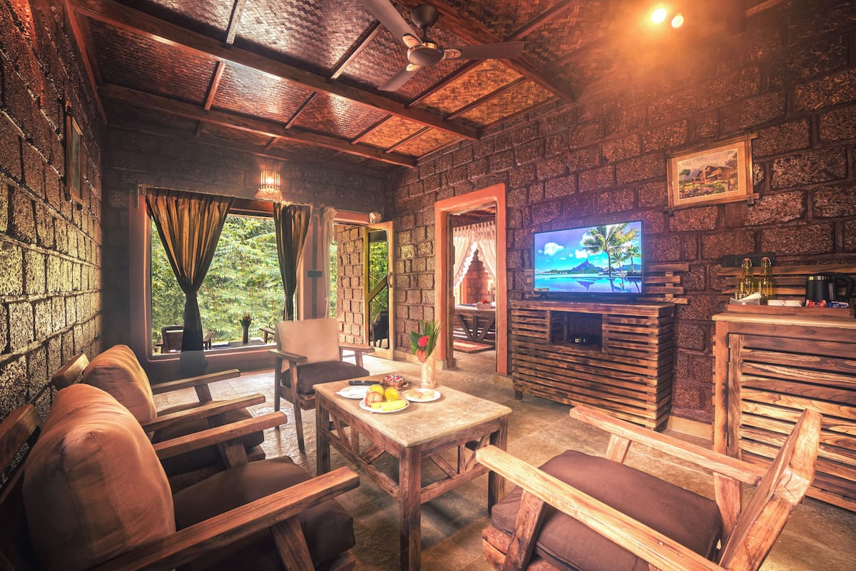 Vila luxo, banheira de hidromassagem, vista para o jardim | Área de estar