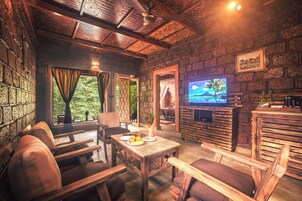 Deluxe Villa, Jetted Tub, Garden View | Living area | 41-inch Smart TV with digital channels