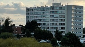A multi-story building with a flat roof and a uniform facade. - Modern, cozy, close to the beach - vacation apartment in Cuxhaven, Döse, right on the beach (Cuxhaven)