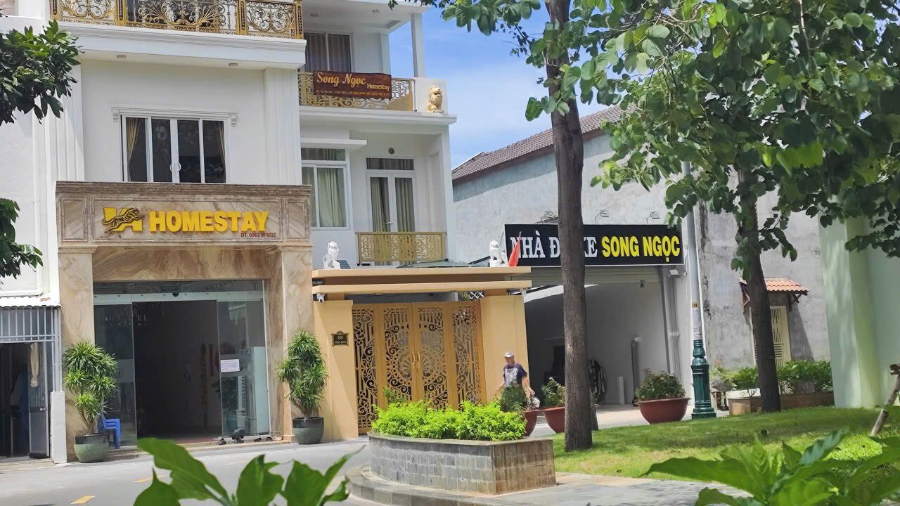 Een hotel genaamd Homestay, met een traditionele ingang en een naambord.