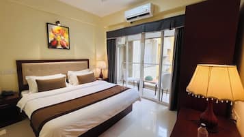 Suite | Desk, laptop workspace, free WiFi
