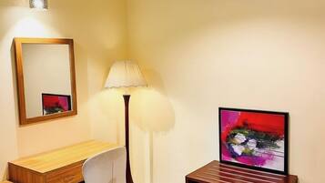 Een bureau, een laptopwerkplek, gratis wifi