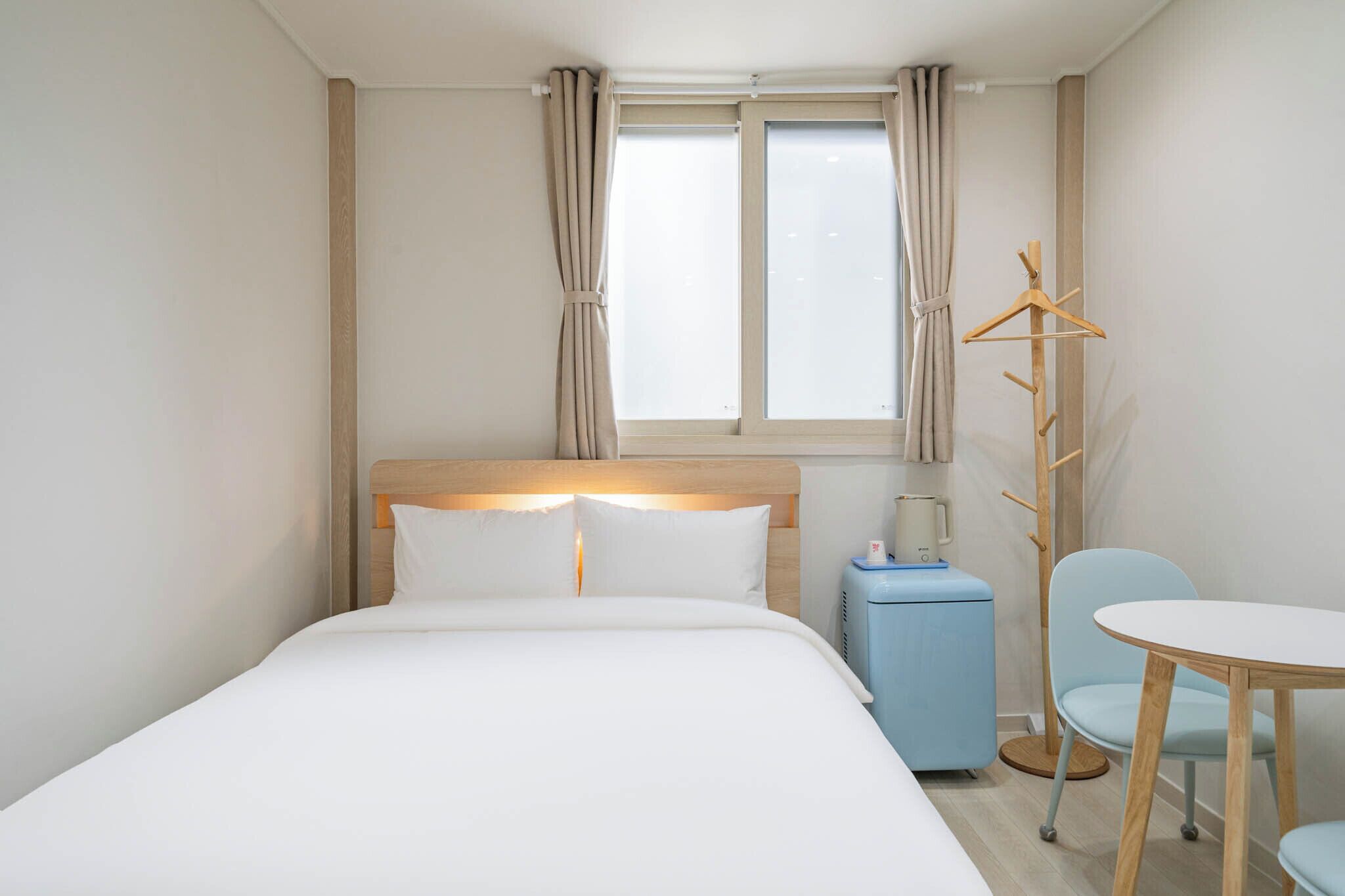 Soundproofing, free WiFi, bed sheets