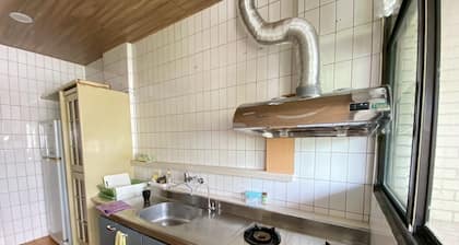 Elegant Quiet Home@Fully Equipped By Park Great Location Walk To All Shops