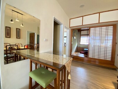 Elegant Quiet Home@Fully Equipped By Park Great Location Walk To All Shops