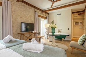 6 soverom, skrivebord, strykejern/-brett og reiseseng for barn