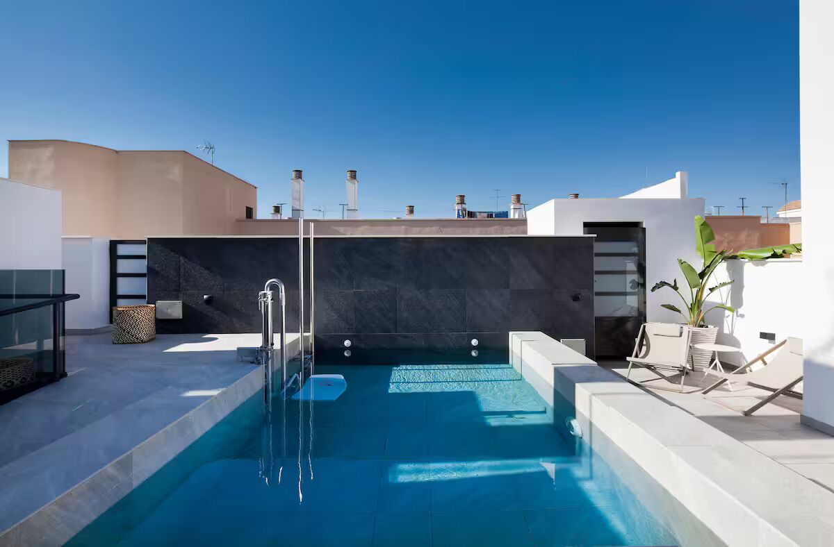 Una piscina al aire libre