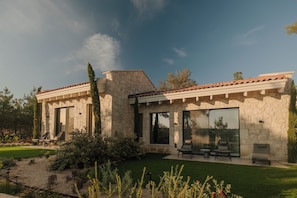 Vineyard Villa | Una cassaforte in camera, tende oscuranti, ferro/asse da stiro