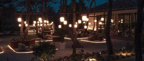 Breakfast, lunch and dinner served