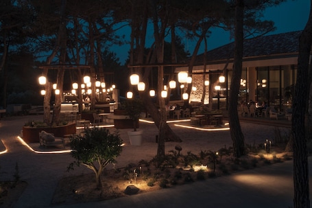 Breakfast, lunch and dinner served