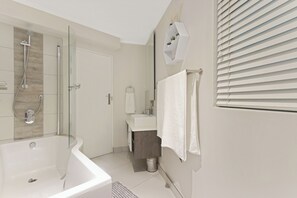 مجففات شعر، مناشف، صابون، ورق حمّام