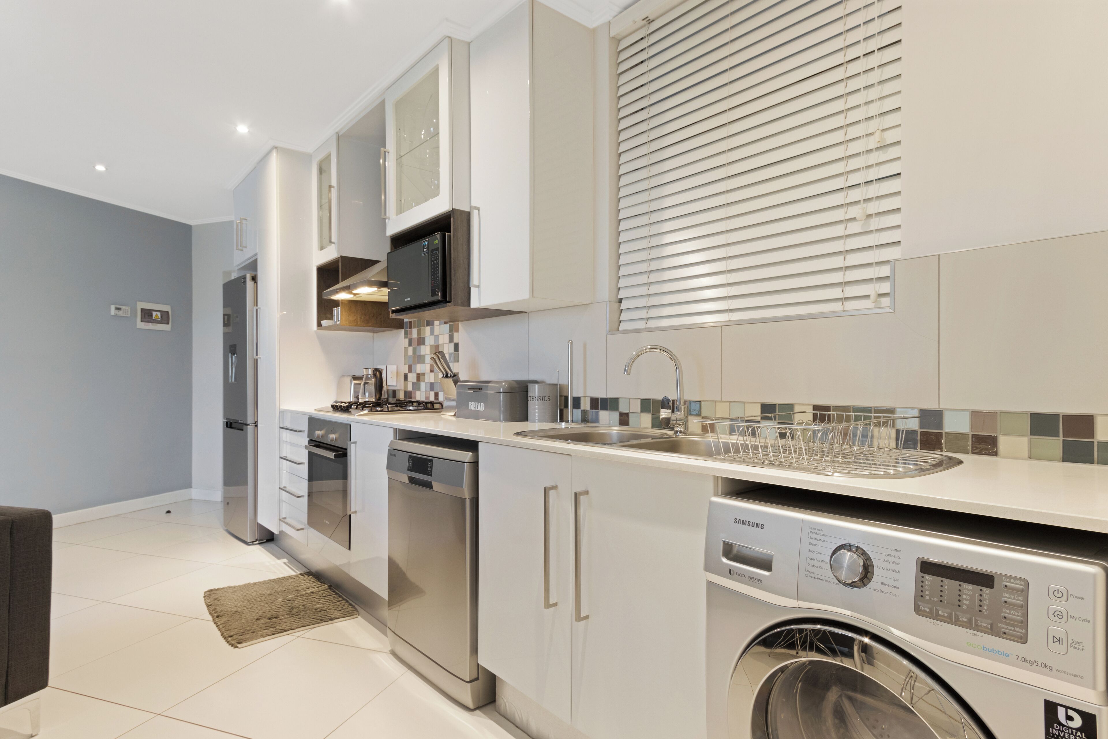 Microondas, horno, parrilla de estufa y lavavajillas 