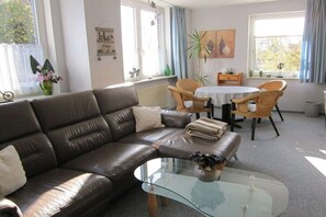 Smart TV, books, stereo