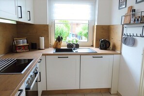 Køleskab, mikrobølgeovn, ovn, kogeplade