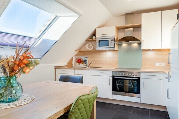 Køleskab, mikrobølgeovn, ovn, kogeplade