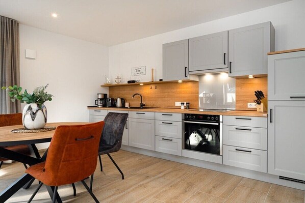 Køleskab, mikrobølgeovn, ovn, kogeplade