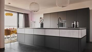 KĂŒhlschrank, Mikrowelle, Ofen, Herdplatte