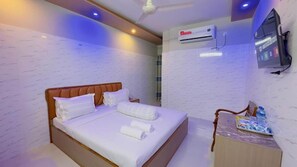 Premium bedding, down duvets, desk, laptop workspace - Hotel Sunrise International (Dhaka)
