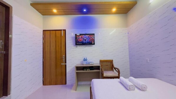 Standard Double Room | Desk, laptop workspace, free WiFi
