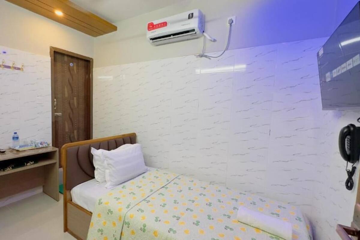 Desk, laptop workspace, free WiFi