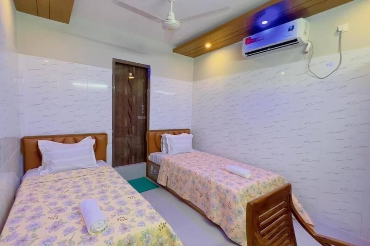 Standard Twin Room | Desk, laptop workspace, free WiFi