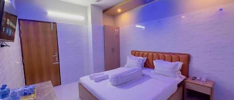 华丽双人房 | 高档床上用品、羽绒被、办公桌、笔记本电脑工作区